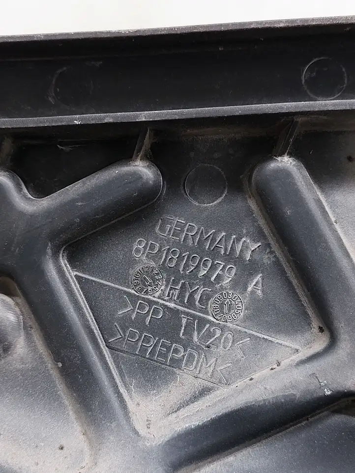 Audi A3/S3 8L (2000 - 2003) 8P1819979A Крышка микрофильтра воздуха — фото 3