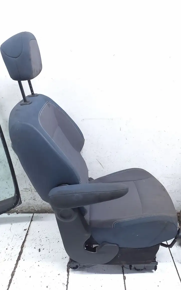 Citroen Berlingo (2008 - 2012) Переднее сиденье водителя — фото 3