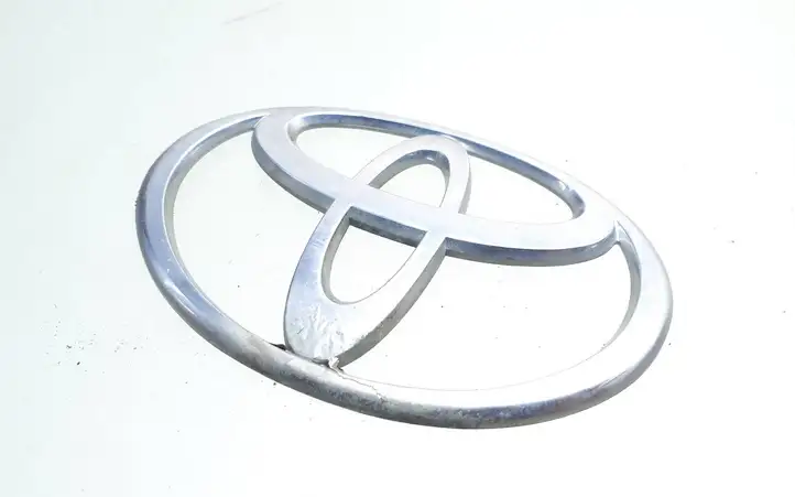 Toyota Yaris (1999 - 2003) 2302 Эмблема производителя — фото 1