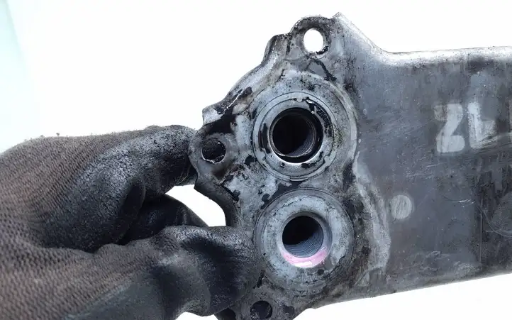 Toyota Avensis T250 (2006 - 2009) 157100R01000 Кронштейн масляного фильтра — фото 3
