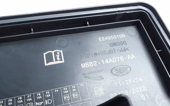 Land Rover Defender (2020 - ) M8B214A076AA Крышка ящика предохранителей — фото 3