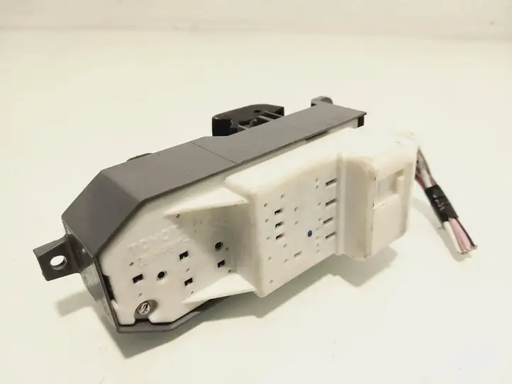 Toyota Yaris (2005 - 2009) 8324075 Блок кнопок стеклоподъемников — фото 2