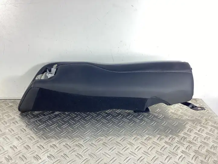 Lexus RC (2013 - 2018) 7273424020 Накладка ремня безопасности — фото 1