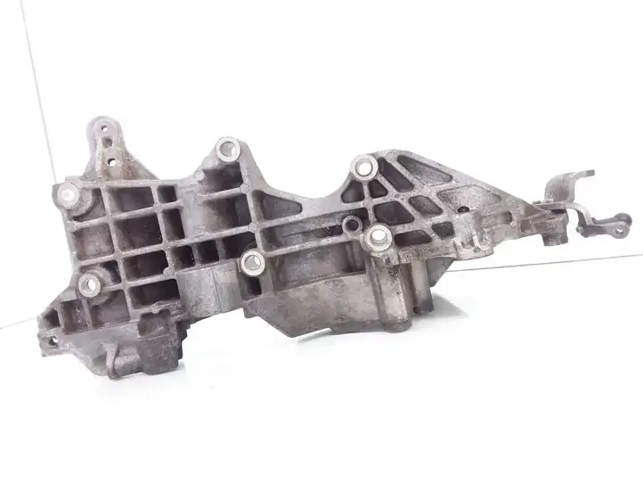 Volkswagen PASSAT B7 (2011 - 2014) 03L903143K Кронштейн генератора — фото 2