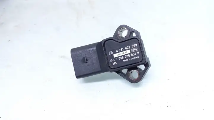 Volkswagen Golf V (2003 - 2009) 038906051B Датчик давления воздуха впуска — фото 2