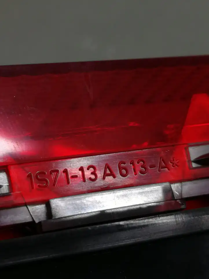 Ford Focus (2005 - 2008) 1S7113A613A Дополнительный стоп фонарь — фото 4