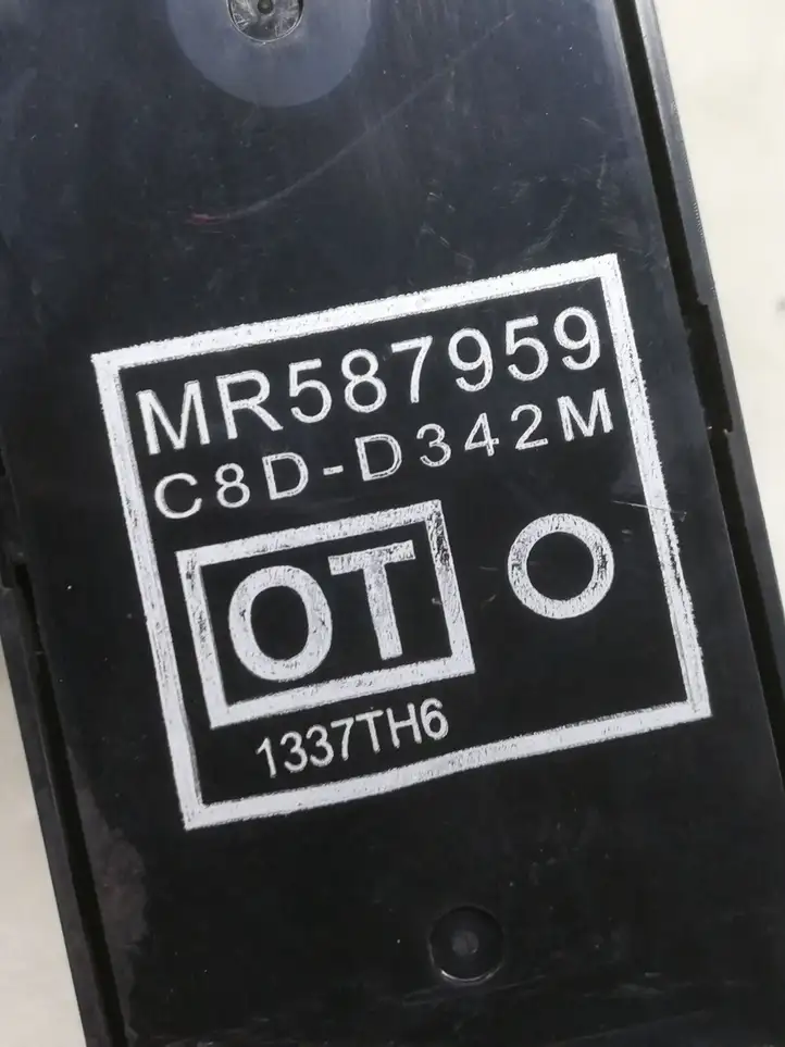 Mitsubishi Colt (2004 - 2008) MR587959 Кнопка стеклоподъемников — фото 4