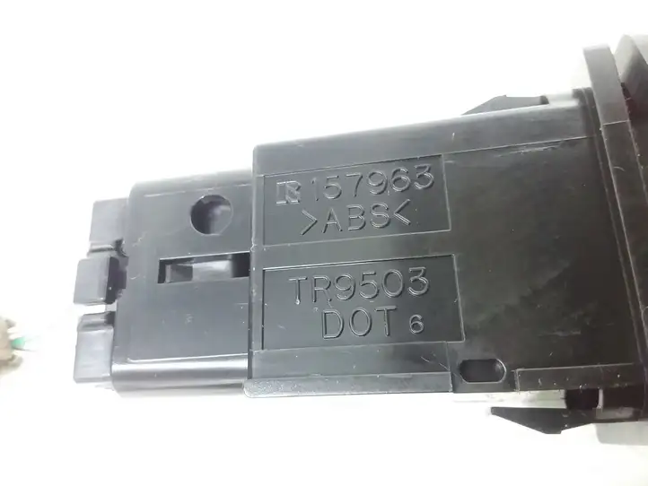 Toyota Avensis T250 (2006 - 2009) 157963 Включатель аварийных фонарей — фото 3