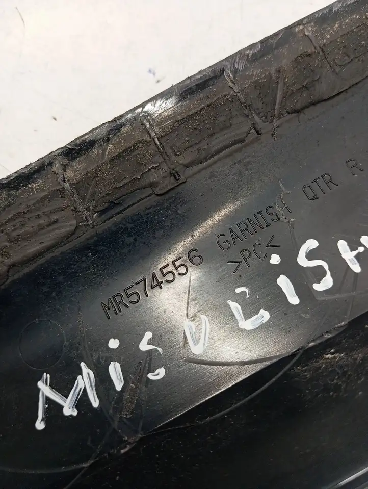 Mitsubishi Endeavor (2002 - 2011) MR574556 Накладка заднего стекла — фото 4