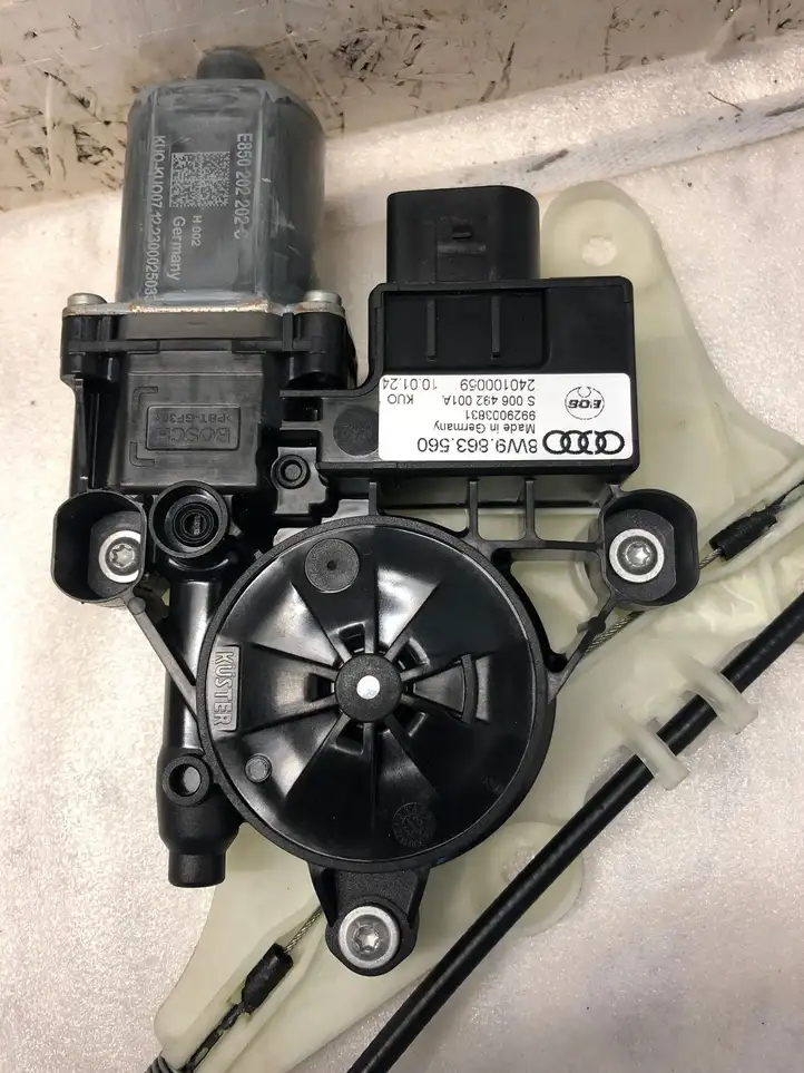 Audi A4 S4 B9 8W (2019 - ) 8w9863560 Механизм шторки багажника — фото 3