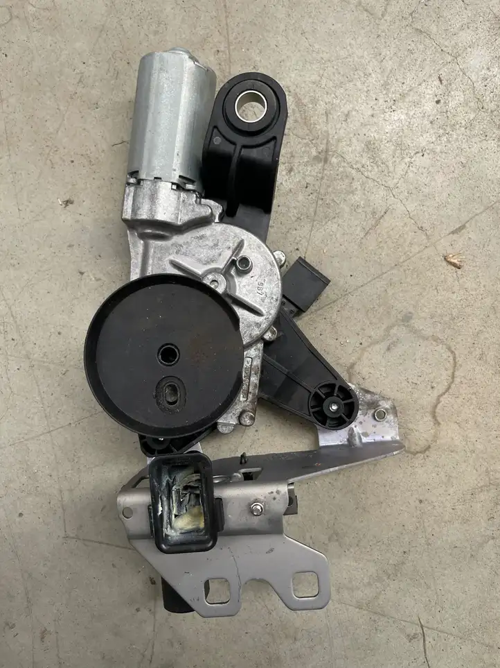BMW 3 F30 F35 F31 (2012 - 2018) 1397020132 Замок заднего стекла — фото 1