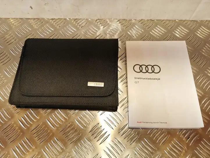 Audi Q7 4M (2015 - ) 4M0012732AF Сервисная книжка — фото 1