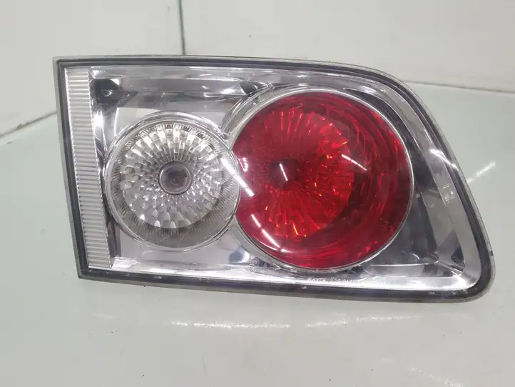 Mazda 6 (2002 - 2005) 22661974 Задний фонарь в крышке багажника — фото 1
