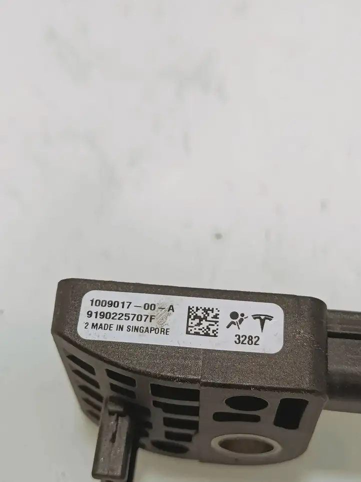 Tesla Model S (2012 - 2016) 100901700a Датчик удара SRS — фото 4
