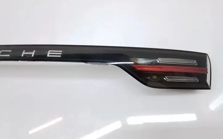 Porsche Cayenne (9Y0 9Y3) (2018 - ) 9Y0945081Q Задний фонарь в крышке багажника — фото 17