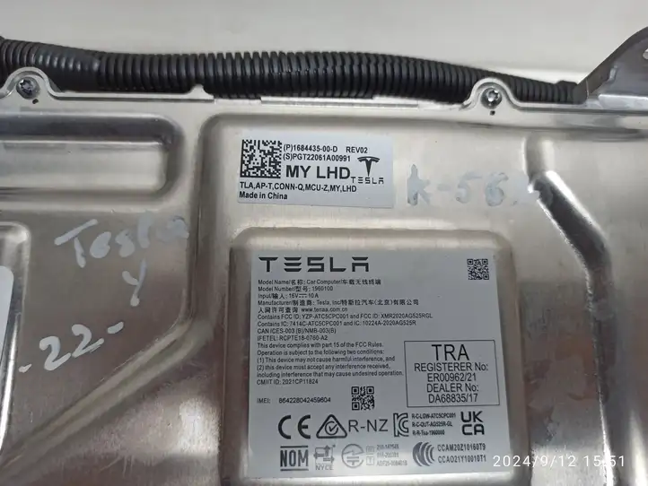 Tesla Model Y (2019 - 2024) Прочие блоки управления — фото 7