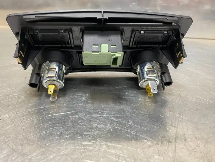 BMW 5 E60 E61 (2004 - 2010) 7034100 Накладка заднего прикуривателя — фото 3