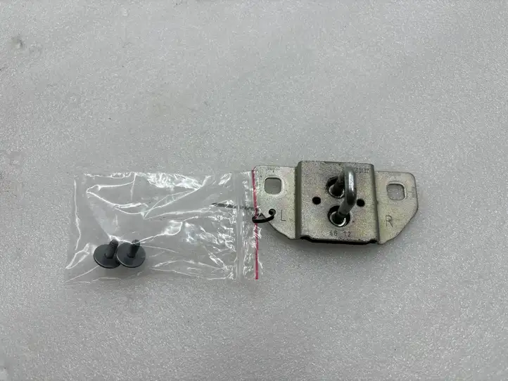 Tesla Model S (2012 - 2016) A2127400132 Скоба замка крышки багажника — фото 2