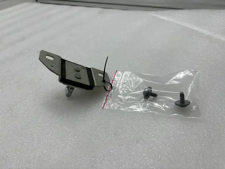 Tesla Model S (2012 - 2016) A2127400132 Скоба замка крышки багажника — фото 4