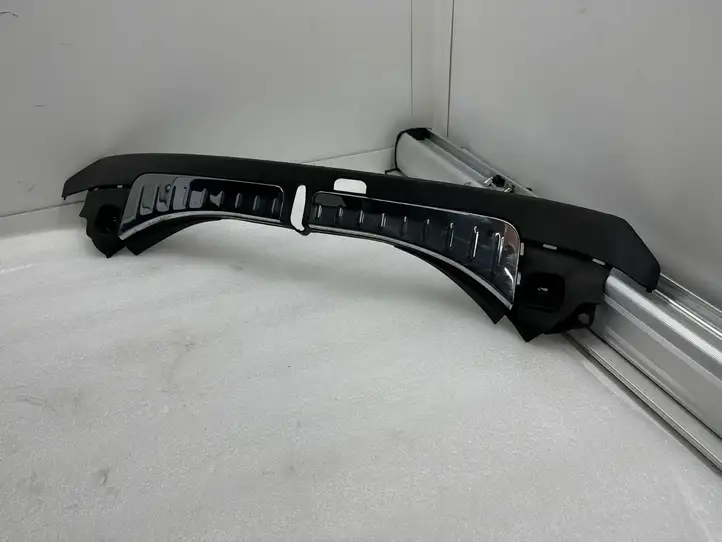 Tesla Model S (2012 - 2016) 100633000E Отделка порога багажника — фото 1