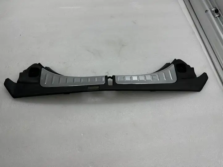 Tesla Model S (2012 - 2016) 100633000E Отделка порога багажника — фото 4
