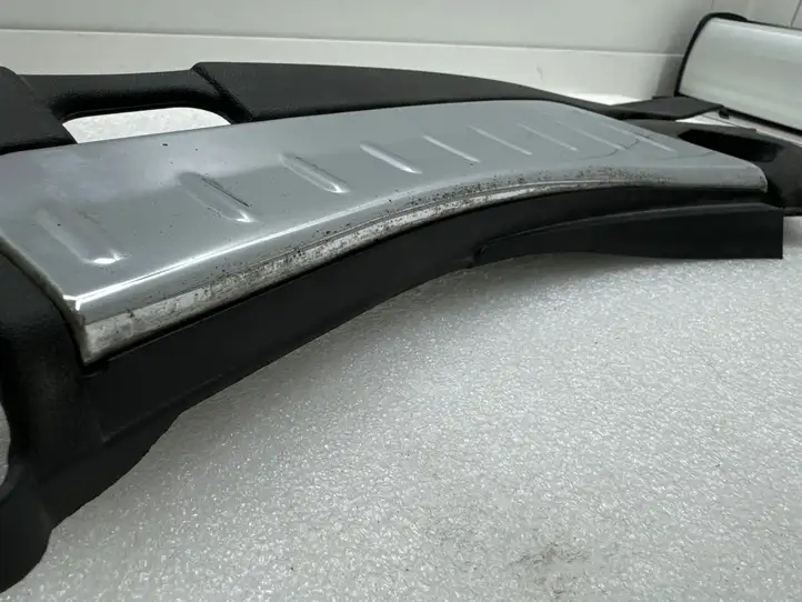 Tesla Model S (2012 - 2016) 100633000E Отделка порога багажника — фото 9