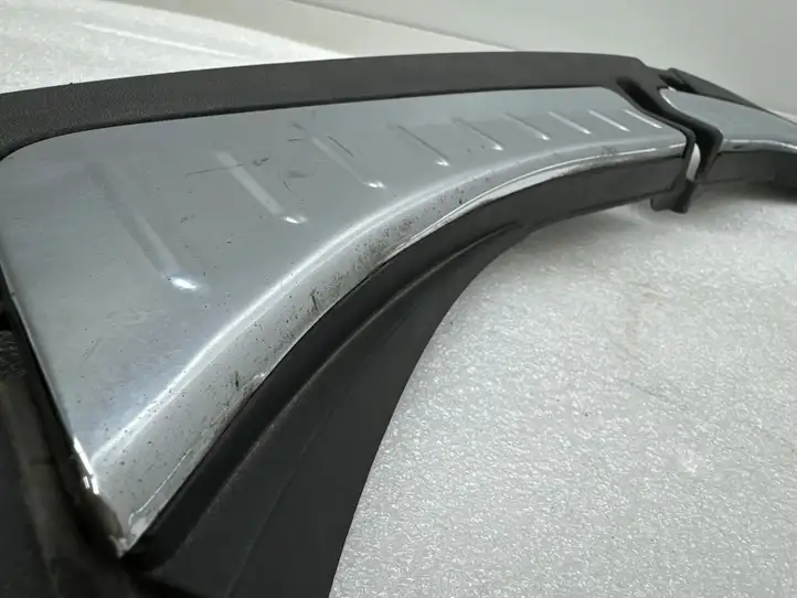 Tesla Model S (2012 - 2016) 100633000E Отделка порога багажника — фото 10