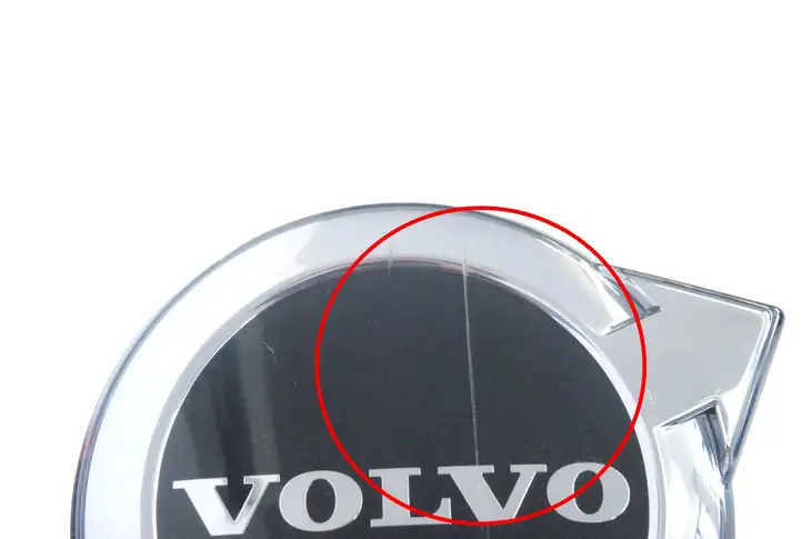 Volvo XC40 (2017 - ) Эмблема автомобиля — фото 2