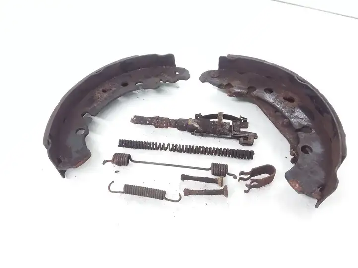 Toyota Yaris (2005 - 2009) Колодки ручного тормоза — фото 1