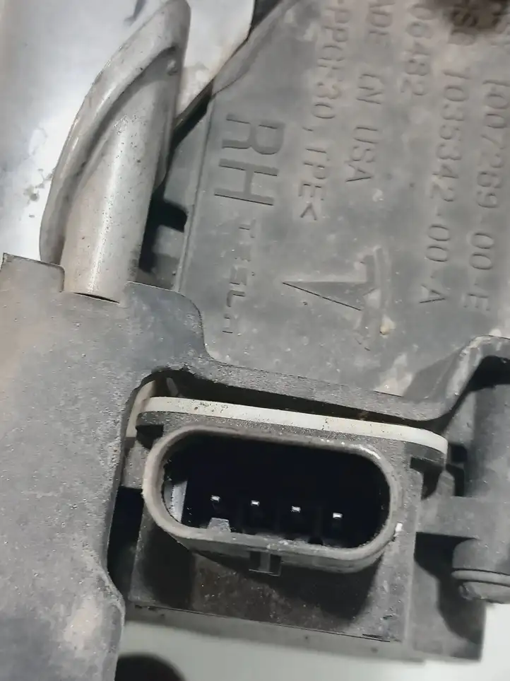 Tesla Model S (2012 - 2016) 100726900E Нижняя решетка переднего бампера — фото 5