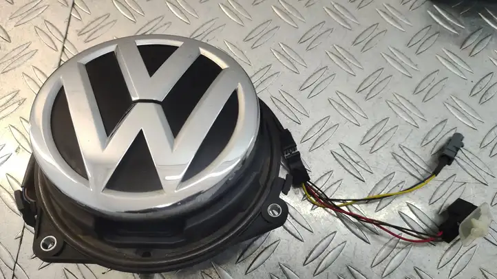 Volkswagen Golf VII (2013 - 2019) 5G0827469F Ручка багажника с камерой — фото 1