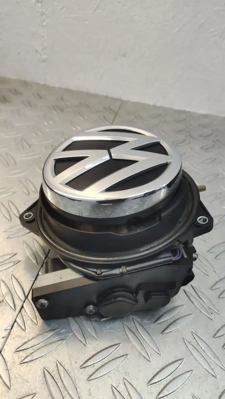 Volkswagen Golf VII (2013 - 2019) 5G0827469F Ручка багажника с камерой — фото 4