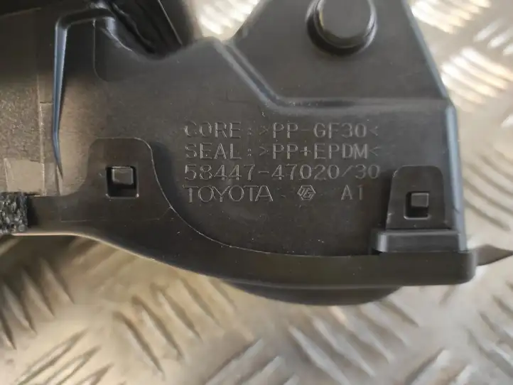 Toyota Prius Prime (2017 - ) 5844747020 Крышка зарядного разъема — фото 6