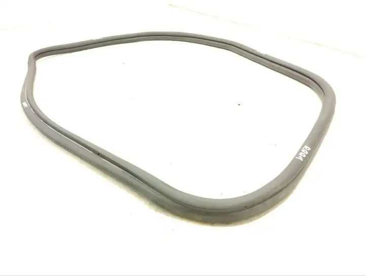 Porsche Taycan 9J1 (2019 - ) 9J1827705A Уплотнитель багажной двери (кузов) — фото 2