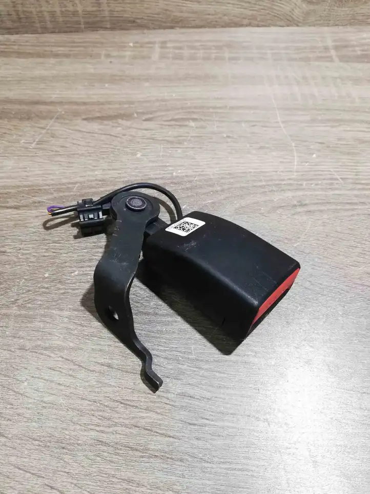 BMW 5 G30 G31 (2016 - ) 747501802 Замок заднего ремня — фото 1