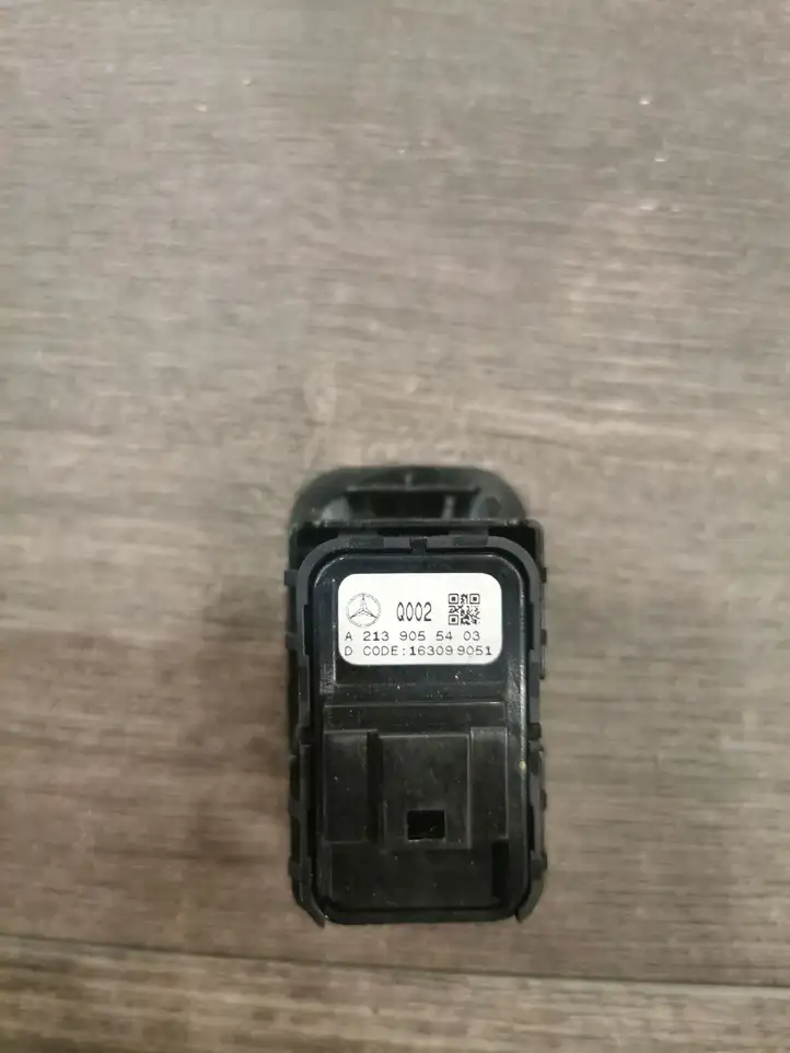 Mercedes-Benz E W213 (2016 - ) A2139055403 Кнопка фаркопа в багажнике — фото 2