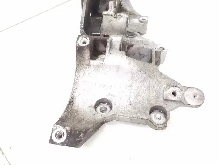 Volkswagen PASSAT B7 (2011 - 2014) 03L903143Q Кронштейн генератора — фото 3