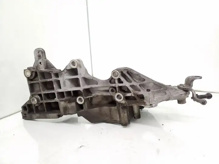 Volkswagen PASSAT B7 (2011 - 2014) 03L903143Q Кронштейн генератора — фото 4