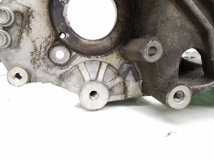 Volkswagen PASSAT B7 (2011 - 2014) 03L903143Q Кронштейн генератора — фото 5