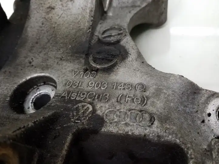 Volkswagen PASSAT B7 (2011 - 2014) 03L903143Q Кронштейн генератора — фото 6