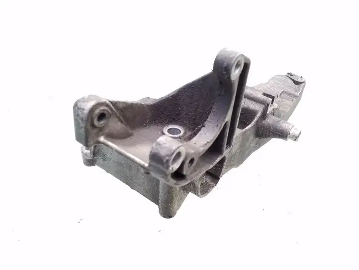 Volvo S40, V40 (2000 - 2004) 8200115762 Кронштейн генератора — фото 1