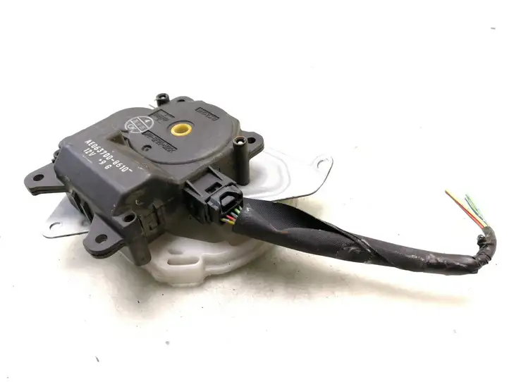 Toyota Corolla E120 E130 (2004 - 2007) AE0637008610 Двигатель задвижки потока воздуха — фото 1