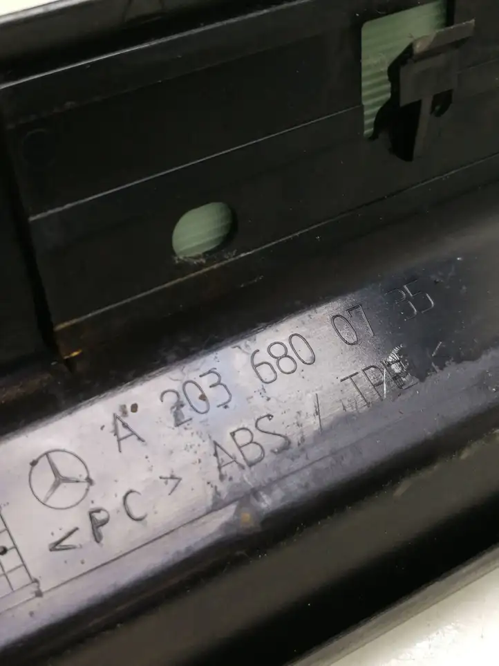 Mercedes-Benz C W203 (2000 - 2007) A2036800735 Внутренняя отделка переднего порога — фото 3