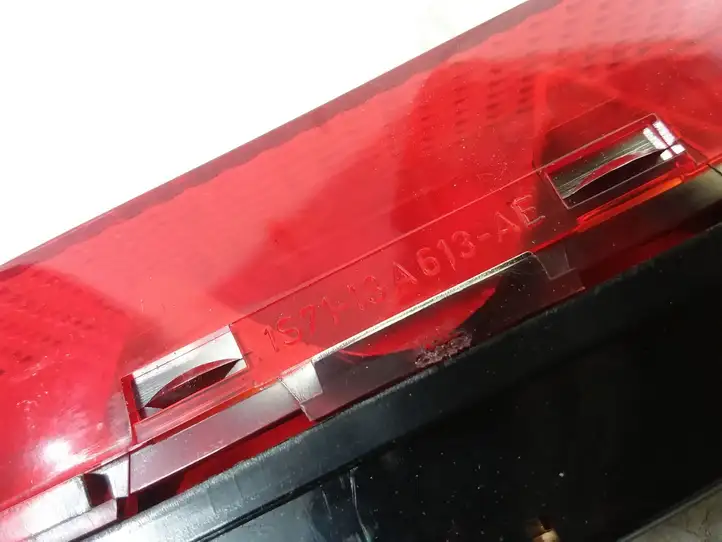 Ford Focus (2005 - 2008) 1S7113A613AE Дополнительный стоп фонарь — фото 3