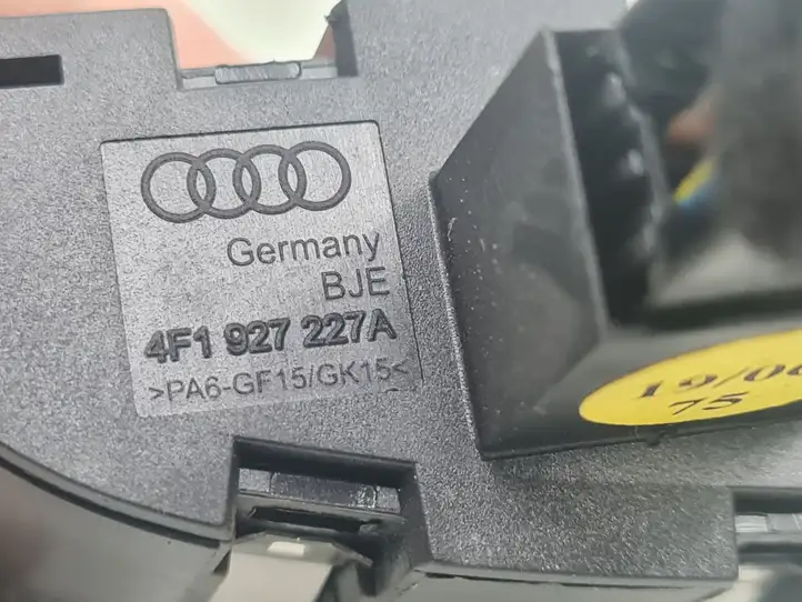 Audi A6 S6 C6 4F (2004 - 2008) 4F1927227A Кнопка бардачка — фото 3
