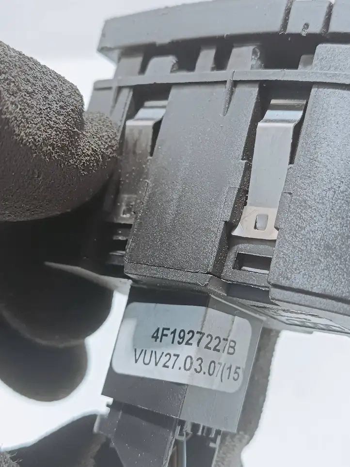 Audi A6 S6 C6 4F (2004 - 2008) 4F1927227B Кнопка бардачка — фото 3