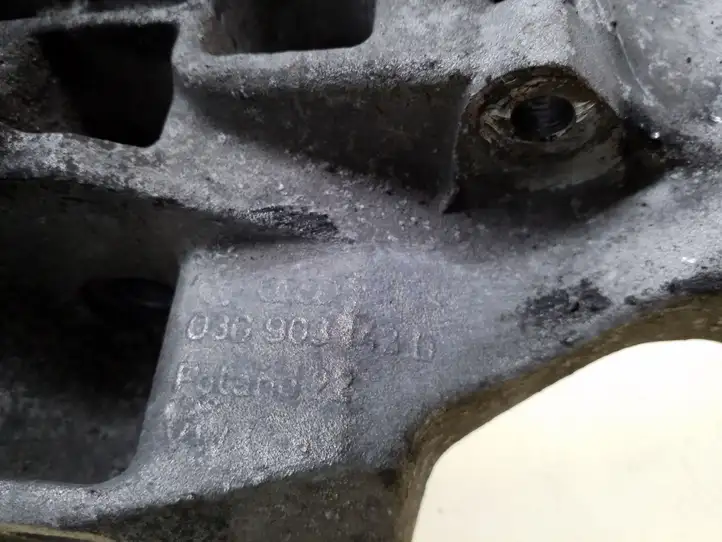 Audi A4 S4 B7 8E 8H (2004 - 2009) 03G903143D Кронштейн генератора — фото 4