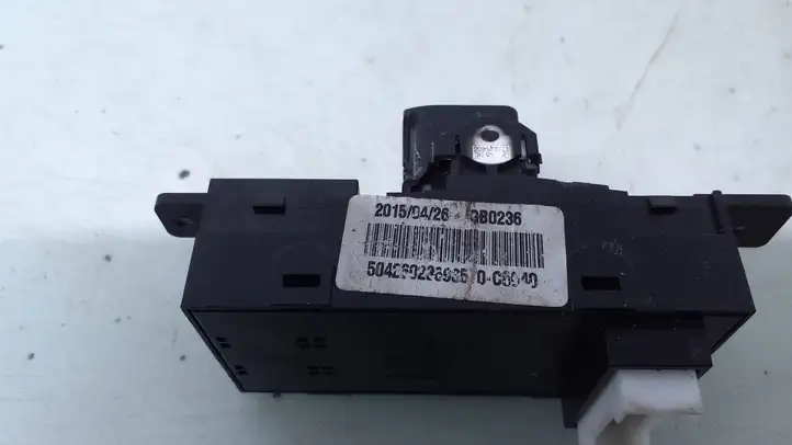 Hyundai i20 (GB IB) (2014 - 2018) 299139875 Блок кнопок стеклоподъемников — фото 3