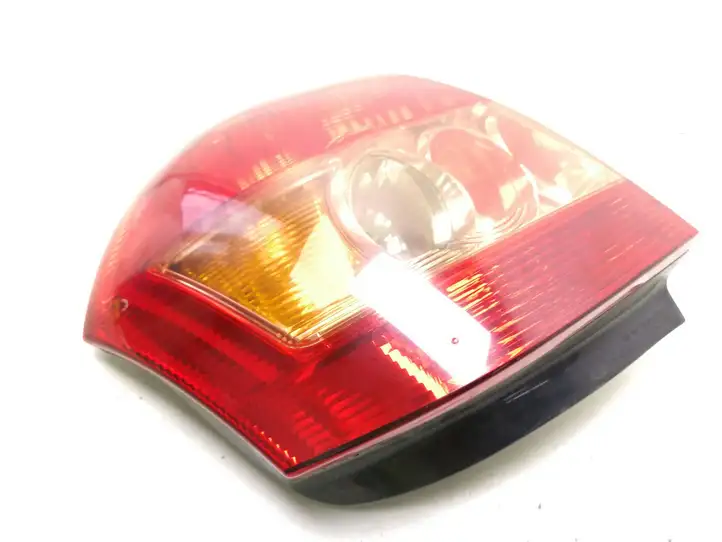 Toyota Corolla E120 E130 (2004 - 2007) 8155002301 Задний фонарь в кузове — фото 1
