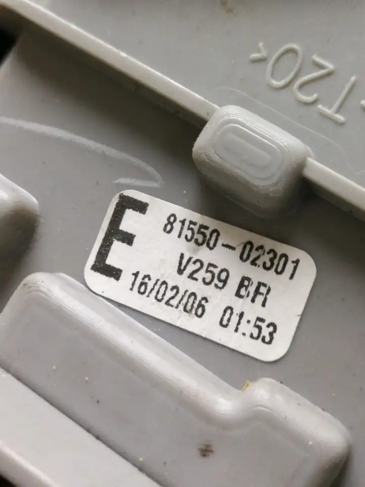Toyota Corolla E120 E130 (2004 - 2007) 8155002301 Задний фонарь в кузове — фото 3